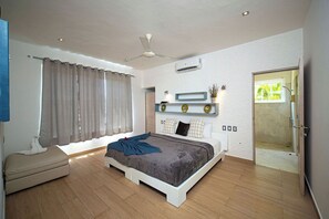 V03 Dolce Vita · High-ceilinged Villa w/ 3-level pool & jet tub (1371)
