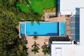 V03 Dolce Vita · High-ceilinged Villa w/ 3-level pool & jet tub (1367)