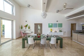 V03 Dolce Vita · High-ceilinged Villa w/ 3-level pool & jet tub (1369)