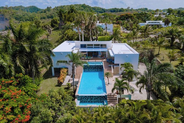 V03 Dolce Vita · High-ceilinged Villa w/ 3-level pool & jet tub (1366)