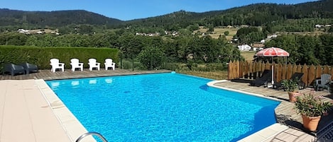 Piscine d'été du hameau de l'étang avec vue sur la vallée et l'étang