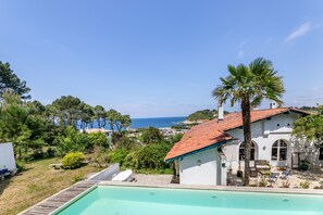 Vue  piscine , de l'arriere de la maison avec mer au fond