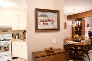 Our entrance with local art work to welcome you. 