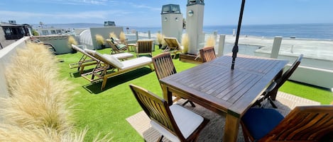 Panoramic rooftop deck with dining table for summer dinners