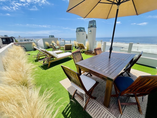 Panoramic rooftop deck with dining table for summer dinners