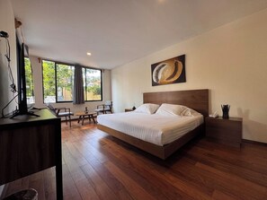 La increíble habitación principal te brinda una cómoda cama king, con un área para descansar y una tv.