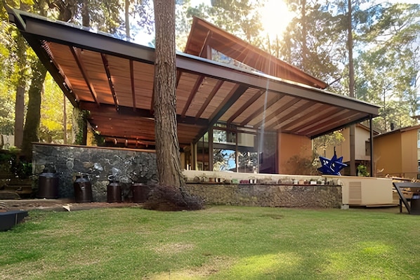 Facade / entrance,Natural landscape,Garden view