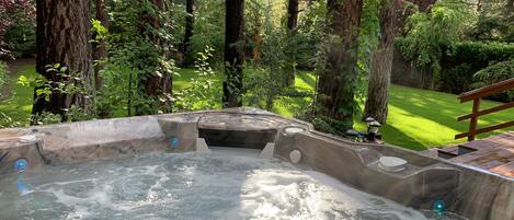 Private Hot Spring Flash Hot Tub for 7 adults and a rejuvenating experience