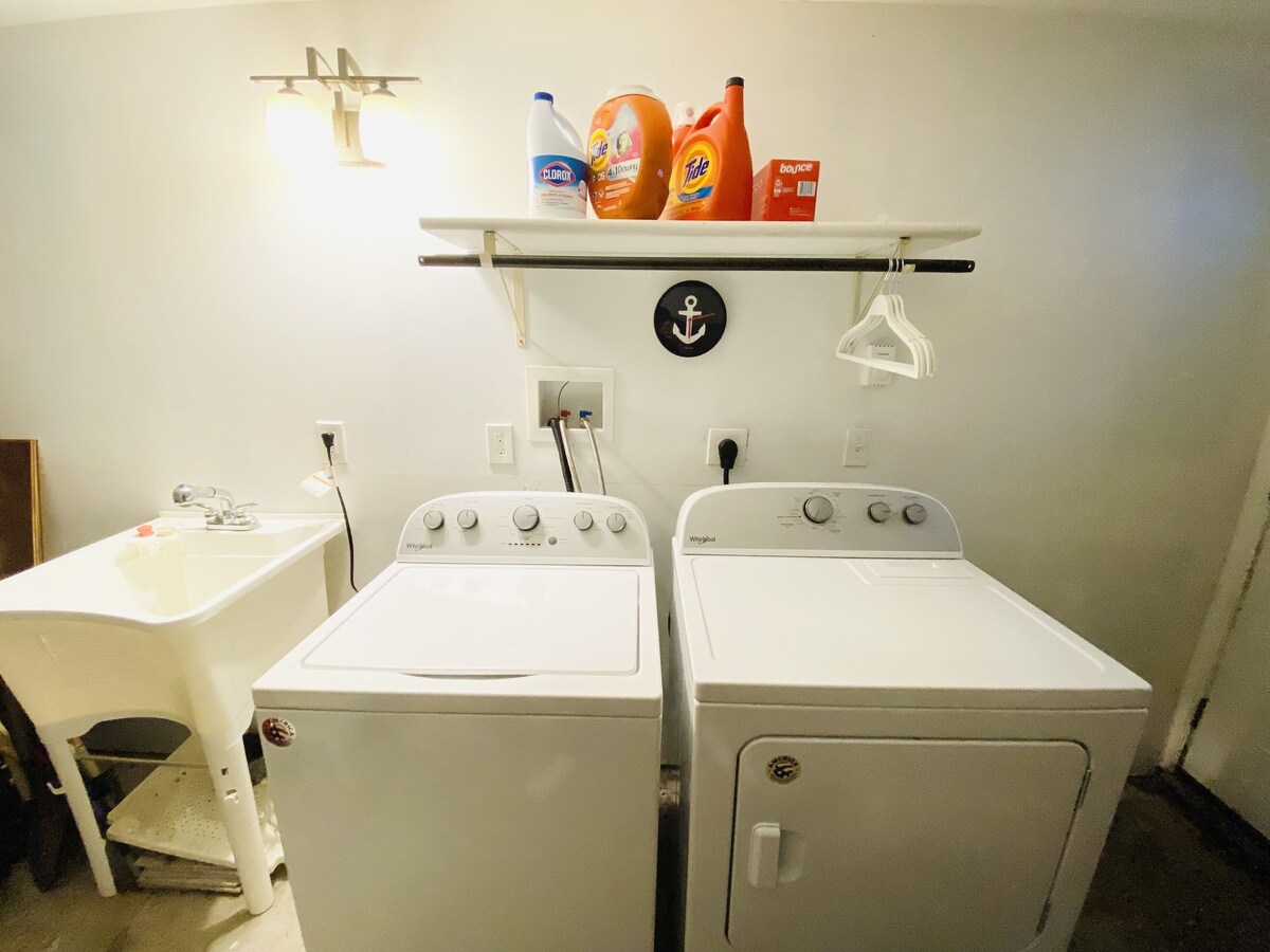 Trendy 1 bedroom +loft apartment w/ parking