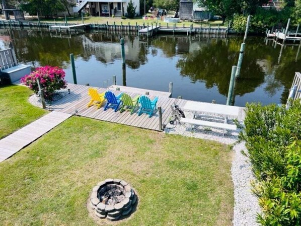 Great place to unwind!! Water front, private dock, fire pit, picnic table