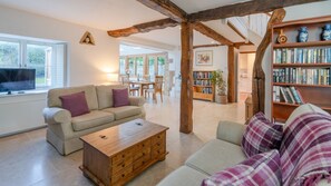 Living Room to Dining Area, Crofter's Barn, Bolthole Retreats