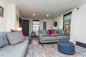 Conveniently located right on Main Street of Bridgewater, walking distance to dining and coffee shops, Bridgewater College, North River