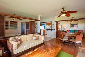 Leave the screens open for a bright and cheerful living space! The lanai windows let tons of natural light into the space.