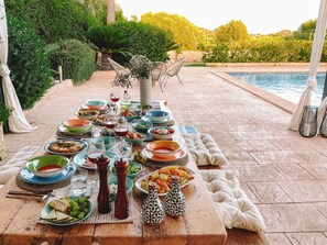 gemütliches Abendessen am Pool 