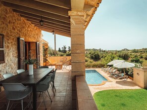 überdachte Terrasse mit Esstisch und wunderschönen Fernblick