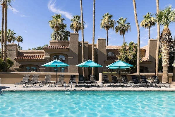 Swimming pool, bring the kids, and jump right in!