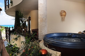 Outdoor spa tub