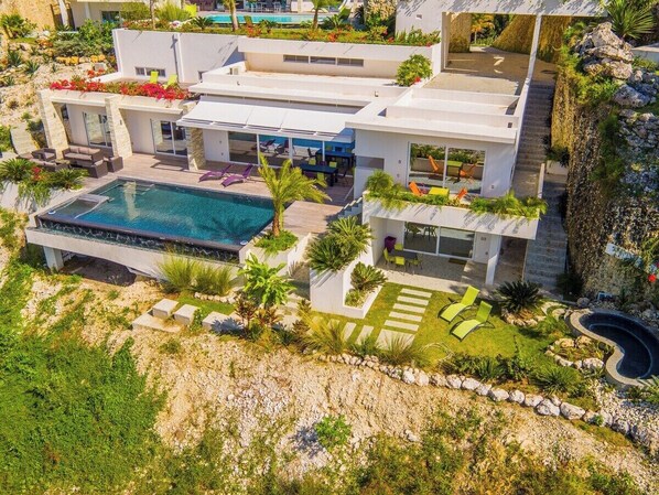 V16b Casa la Roca  · Black Infinity Pool, Jacuzzi & Ocean View Villa (307)
