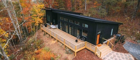 Beautiful deck to enjoy Mountain views all year round.