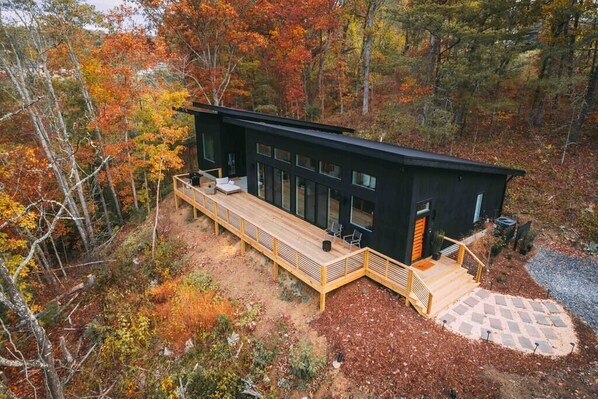 Beautiful deck to enjoy Mountain views all year round. 