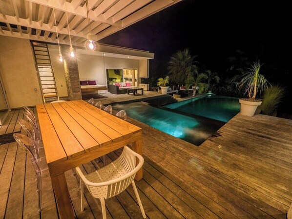 V06 Casa Corazón · 3-level black pool Villa W/  jet tub & rooftop (111)