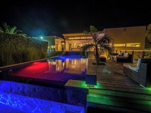 V06 Casa Corazón · 3-level black pool Villa W/  jet tub & rooftop (112)
