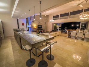 V06 Casa Corazón · 3-level black pool Villa W/  jet tub & rooftop (115)