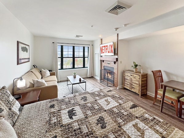 Comfy updated studio with a new memory foam KING mattress, Gas fireplace, smart ROKU TV
