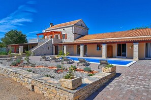 Schöne Villa mit großem Pool, bezauberndem Garten und mehreren Terrassen
