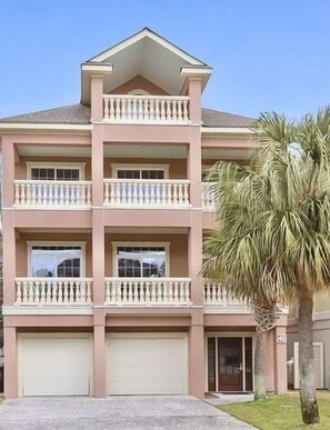 Your Hilton Head Island Destination, 40 Crabline Court! 