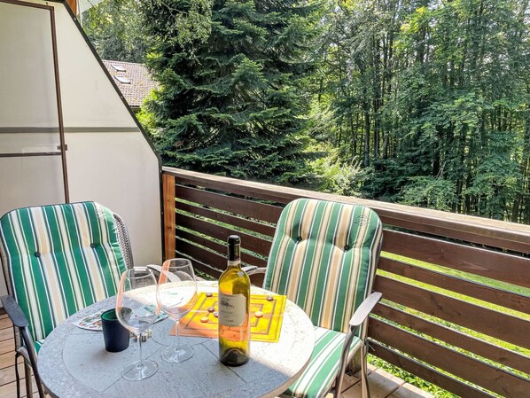 Table, Meubles, Propriété, Vaisselle, Vert, Plante, Chaise, Mobilier De Jardin, Bois, Jaune