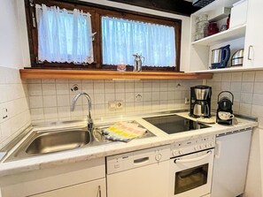 Evier, Évier, Cabinetry, Robinet, Propriété, Luminaire Plomberie, Comptoir, Cuisine, Fenêtre, Cuisinière