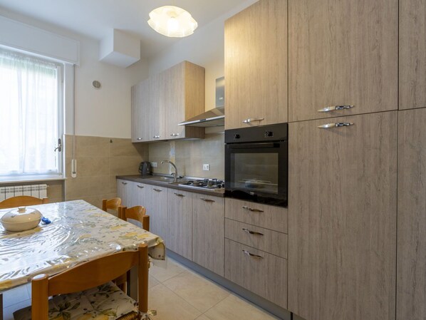 Cabinetry, Countertop, Eigentum, Möbel, Fenster, Sinken, Spüle, Zapfhahn, Holz, Gebäude