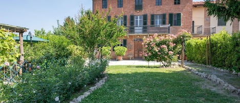 Plant, Sky, Property, Building, Tree, Window, Botany, Land Lot, Grass, Neighbourhood