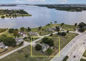 Your perfect lakeside retreat – where comfort is steps away from Lake Lewisville