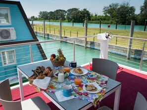 Wasser, Möbel, Geschirr, Tabelle, Himmel, Essen, Stuhl, Gartenmöbel, Schwimmbad, Baum