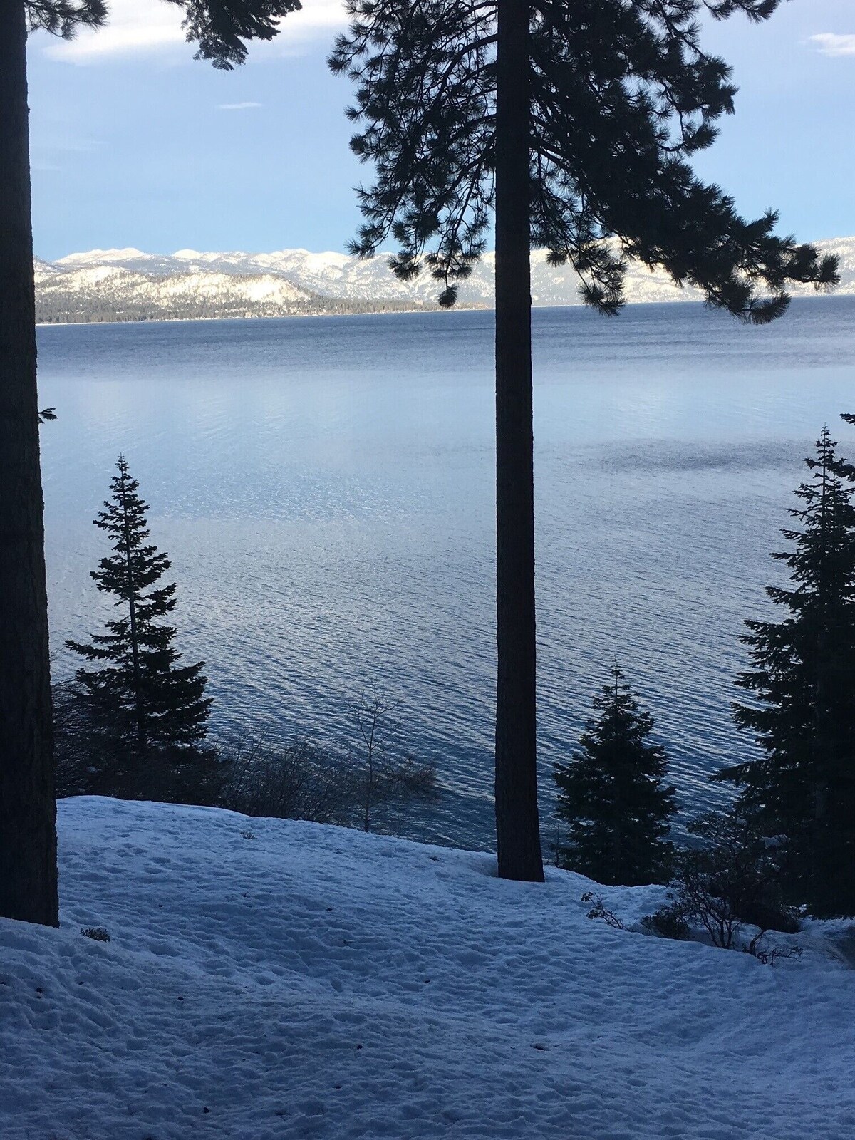 Lakefront North Lake Tahoe getaway ( MONTHLY SKI LEASE AVAILABLE)
