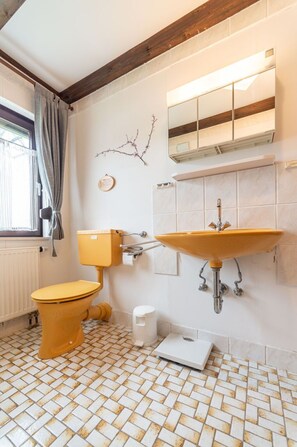 Luminaire Plomberie, Propriété, Bâtiment, Meubles, Robinet, Fenêtre, Évier, Miroir, Bois, Salle De Bains