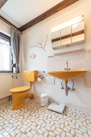 Luminaire Plomberie, Propriété, Bâtiment, Meubles, Robinet, Fenêtre, Évier, Miroir, Bois, Salle De Bains