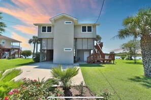 Waterfront home on large 10k lot at the end of quiet culdesac in Terramar Beach