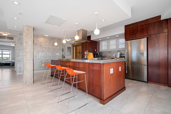 OPEN KITCHEN