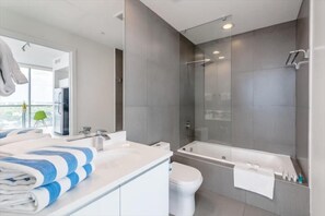 Miami Miami Beach 1 Deluxe Bay Front Bathroom