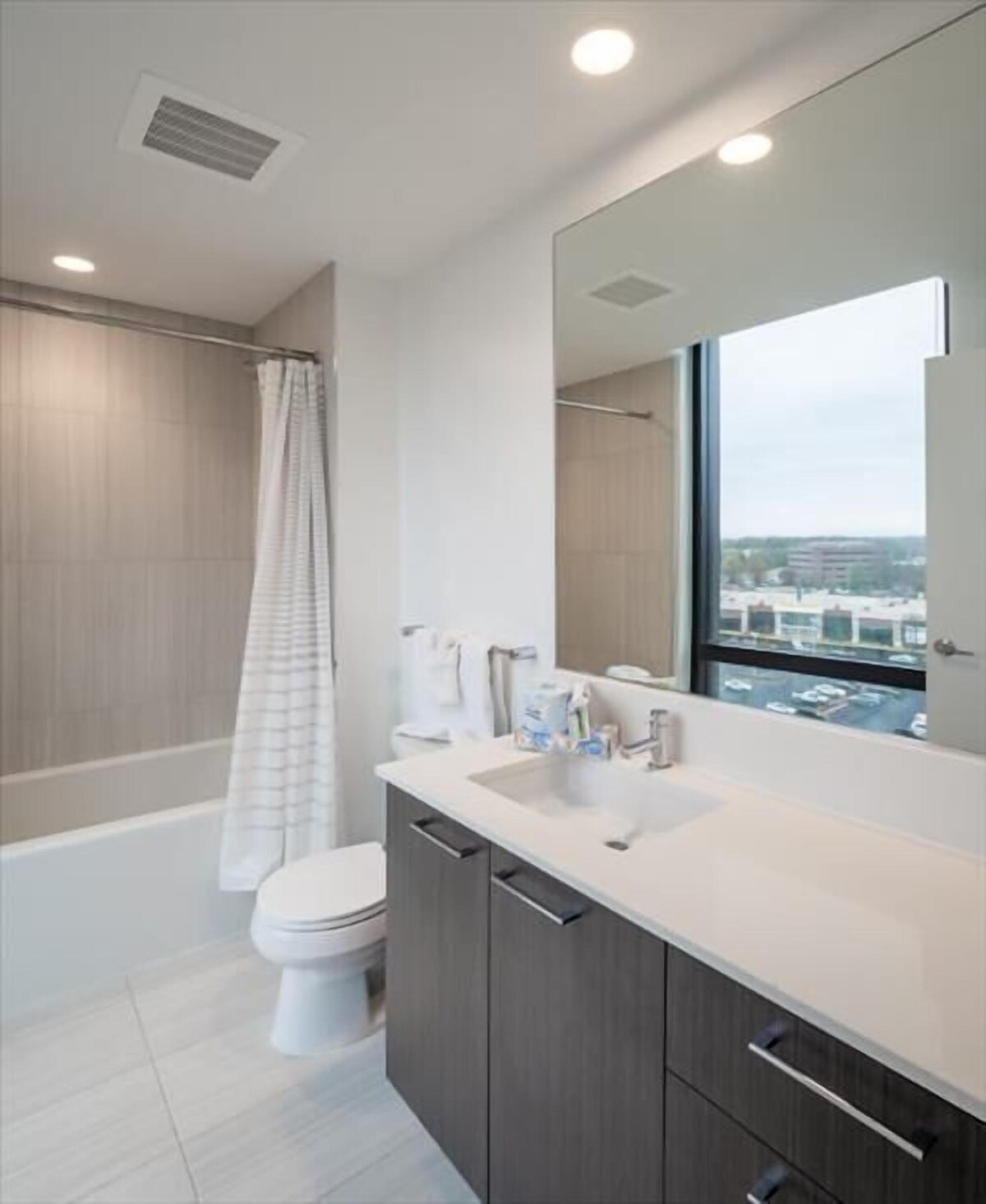 Spacious w/ Full Kitchen & In-unit Washer/Dryer | Reston