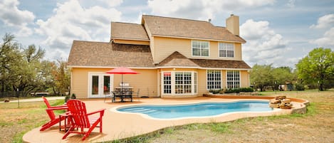 Backyard private pool! 