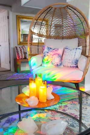 Quartz crystal rainbows are real! Spectacular light show at certain times of day