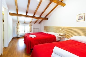Bedroom with 3 single beds