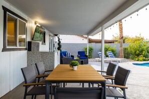 Outdoor Dining &amp; TV