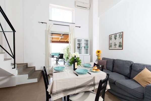 Living area with fully equipped kitchen, dining table, sofa and TV with Netflix