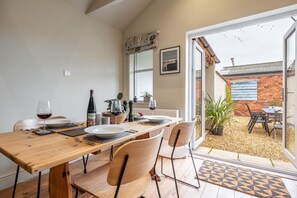 Norfolk House, Heacham: Dining area opens out onto garden area