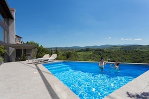 Piscine extérieure chauffée avec vue imprenable sur les collines